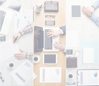 Schreibtisch richtig organisieren Drei Arbeitsstationen mit Laptops, Notizen und mobilen Geräten.