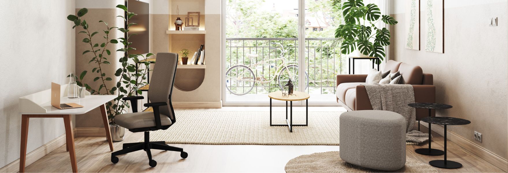 Ein modernes Wohnzimmer mit einem Schreibtisch, einem Bürostuhl, einer Couch, Pflanzen, einem Teppich und einem Balkon im Hintergrund.