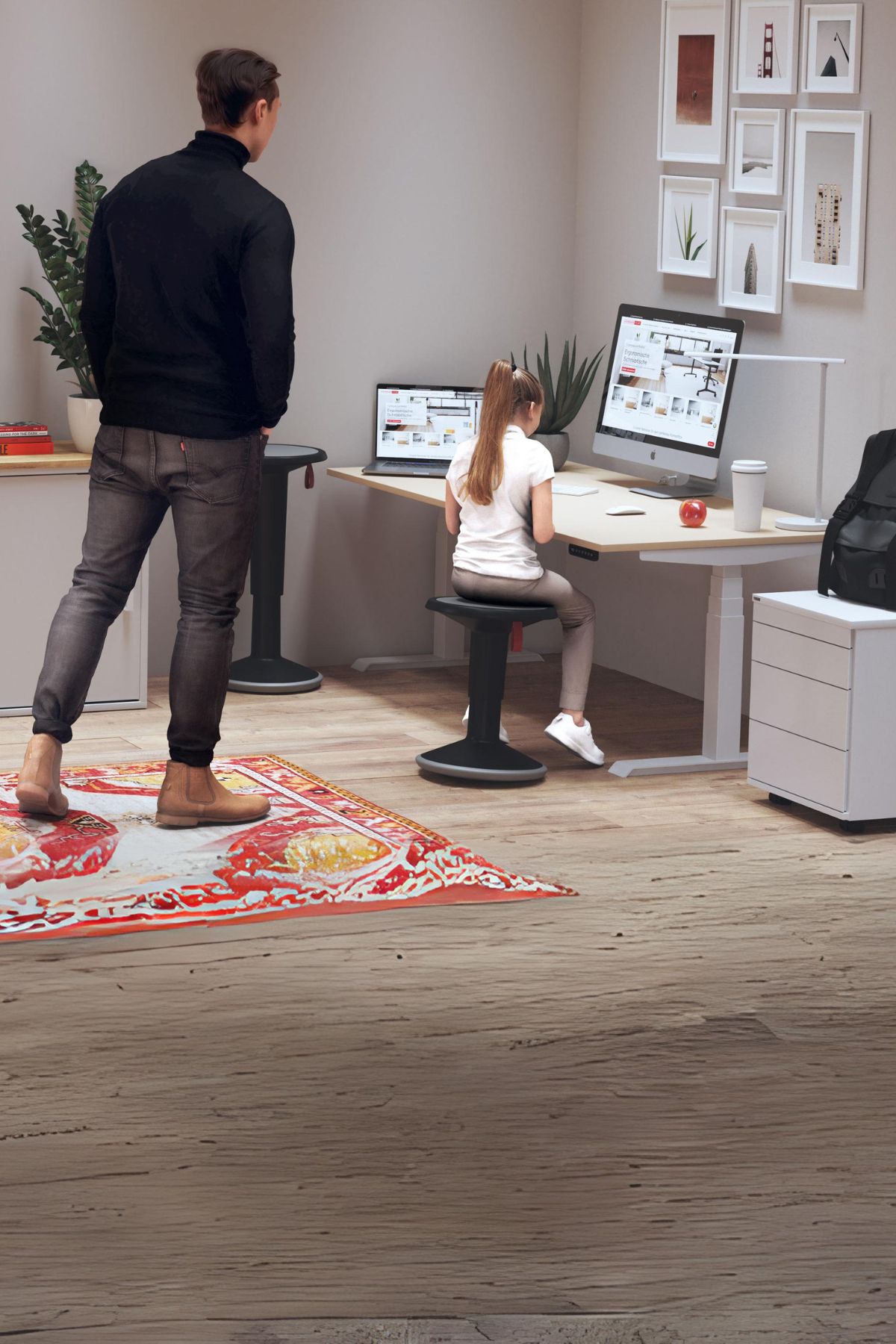 Mann und Kind in modernem Home-Office mit höhenverstellbarem Schreibtisch und ergonomischem Hocker.