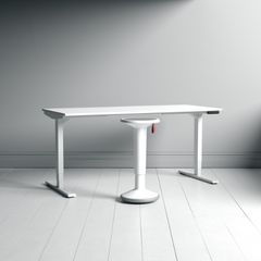 Bürohocker & Stehhilfen Ein minimalistischer, weißer Schreibtisch mit einem passenden Stuhl in einem hellen Raum.