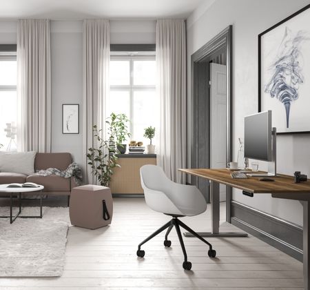 Modernes Homeoffice mit höhenverstellbarem Schreibtisch und ergonomischem Stuhl