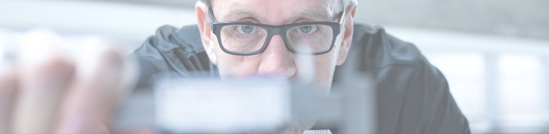 Unscharfes Porträt eines Mannes mit Brille beim Arbeiten im Labor