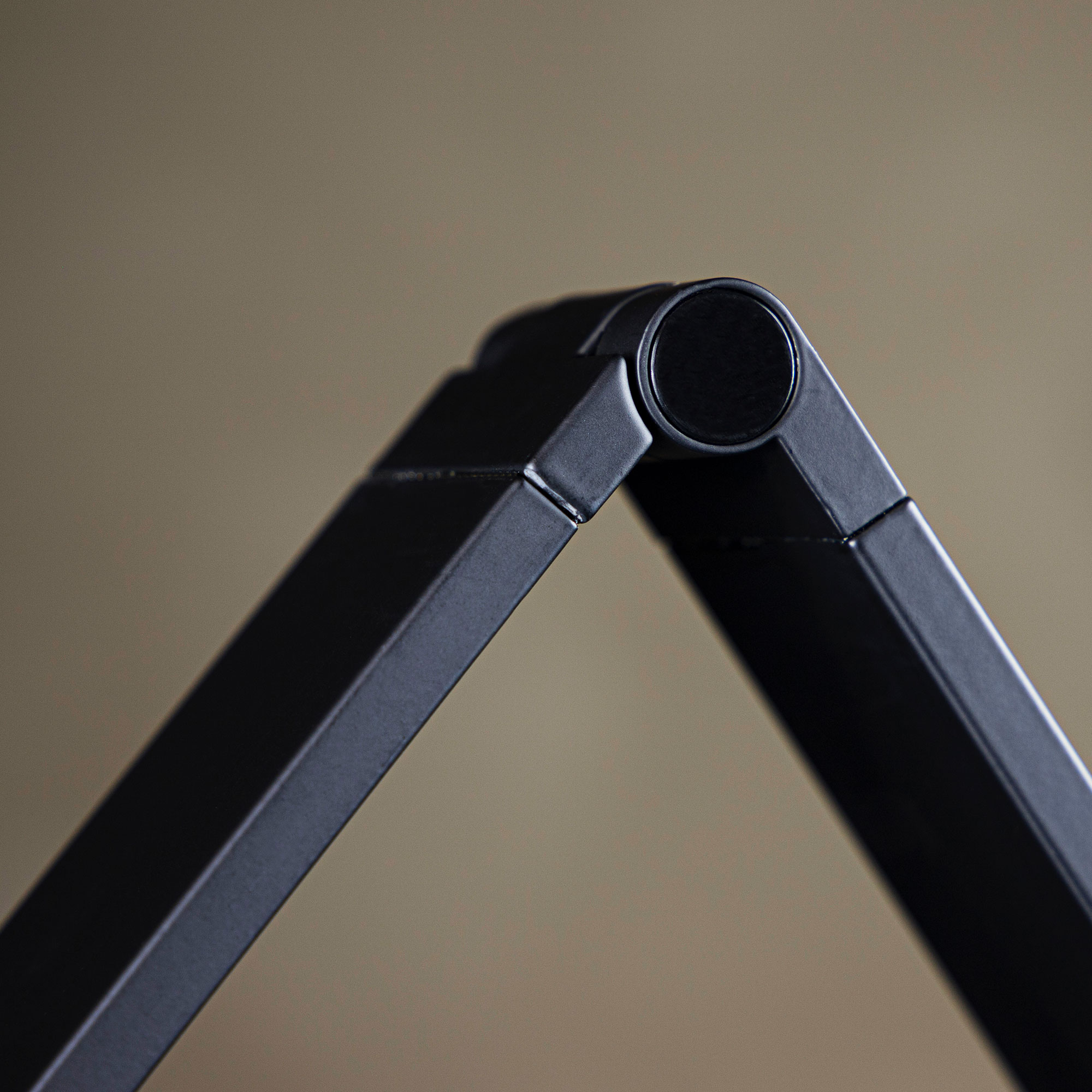 Nahaufnahme eines schwarzen Scharniers mit Gelenkmechanismus