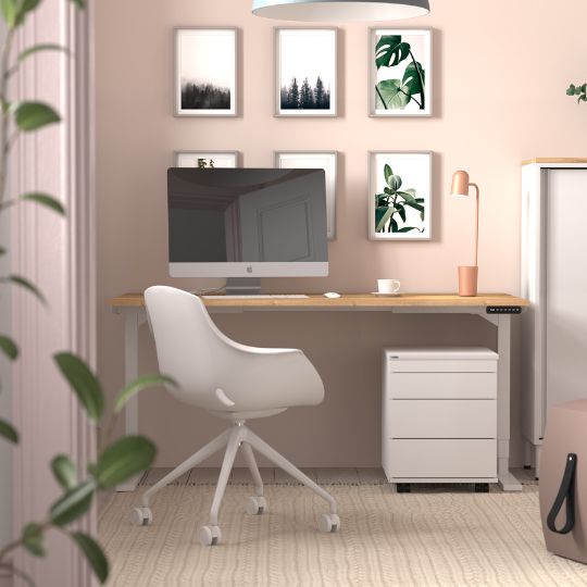 Modernes Homeoffice mit weißem Bürostuhl, Holzschreibtisch und Wandbildern.