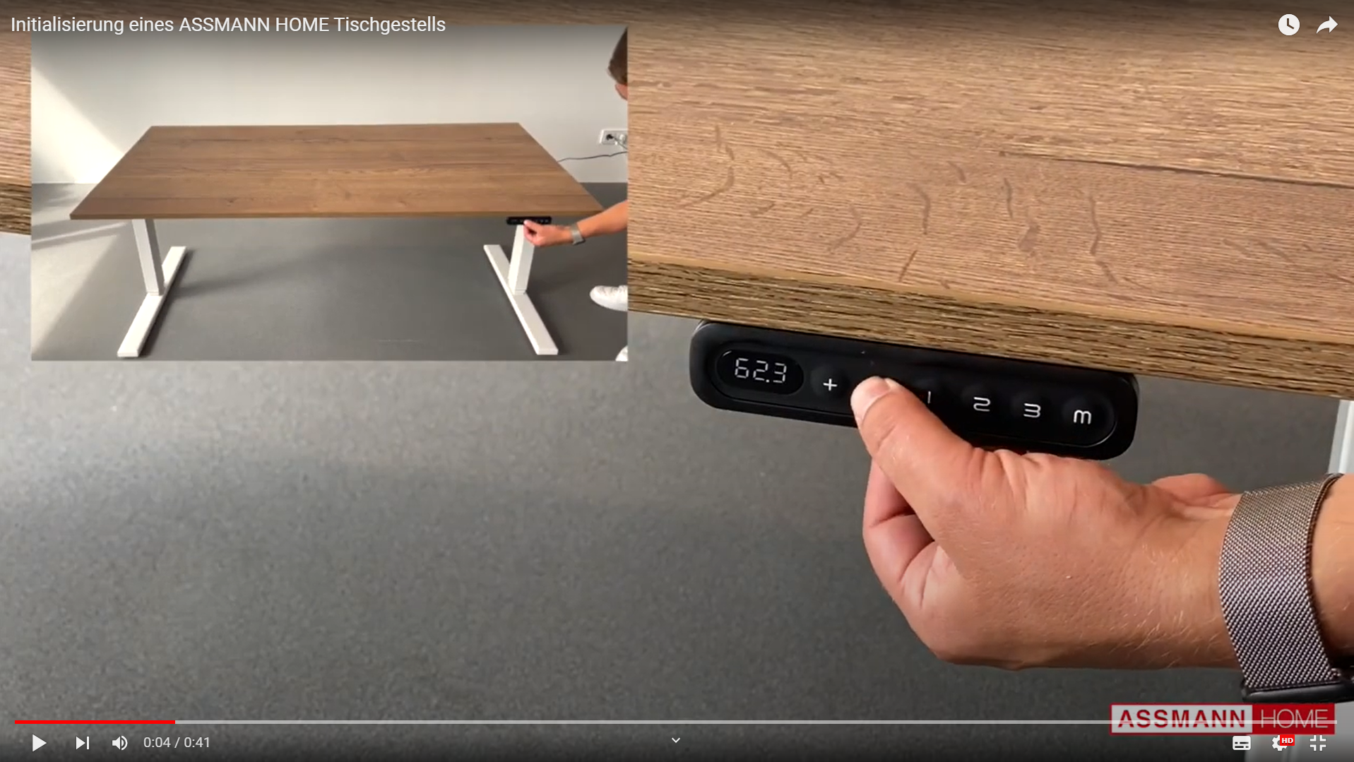 Hand bedient Höhenverstellung eines ASSMANN HOME Schreibtisches mit digitalem Bedienfeld bei 62,3 cm.