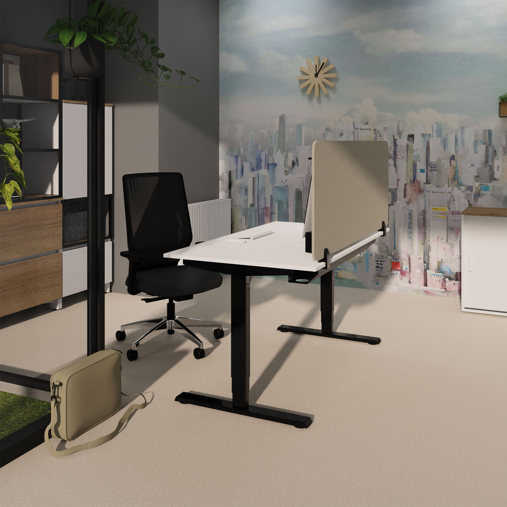 Modernes Büro mit elektrisch höhenverstellbarem Schreibtisch, Sichtschutzwand und schwarzem Drehstuhl