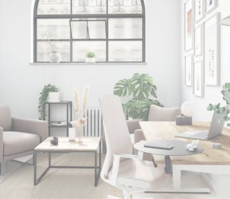 Ein helles Büro mit einem Tisch, einem Stuhl, zwei Sesseln, Pflanzen und einem großen Fenster.