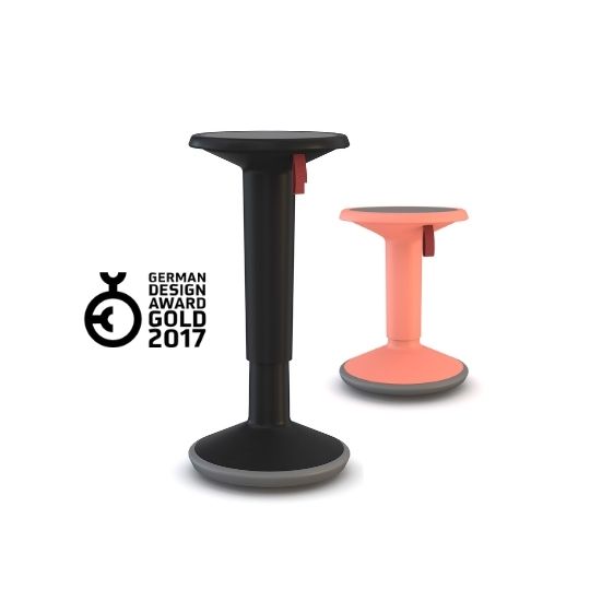 Zwei höhenverstellbare Sitzmöbel in Schwarz und Koralle, daneben das Symbol für den German Design Award Gold 2017.