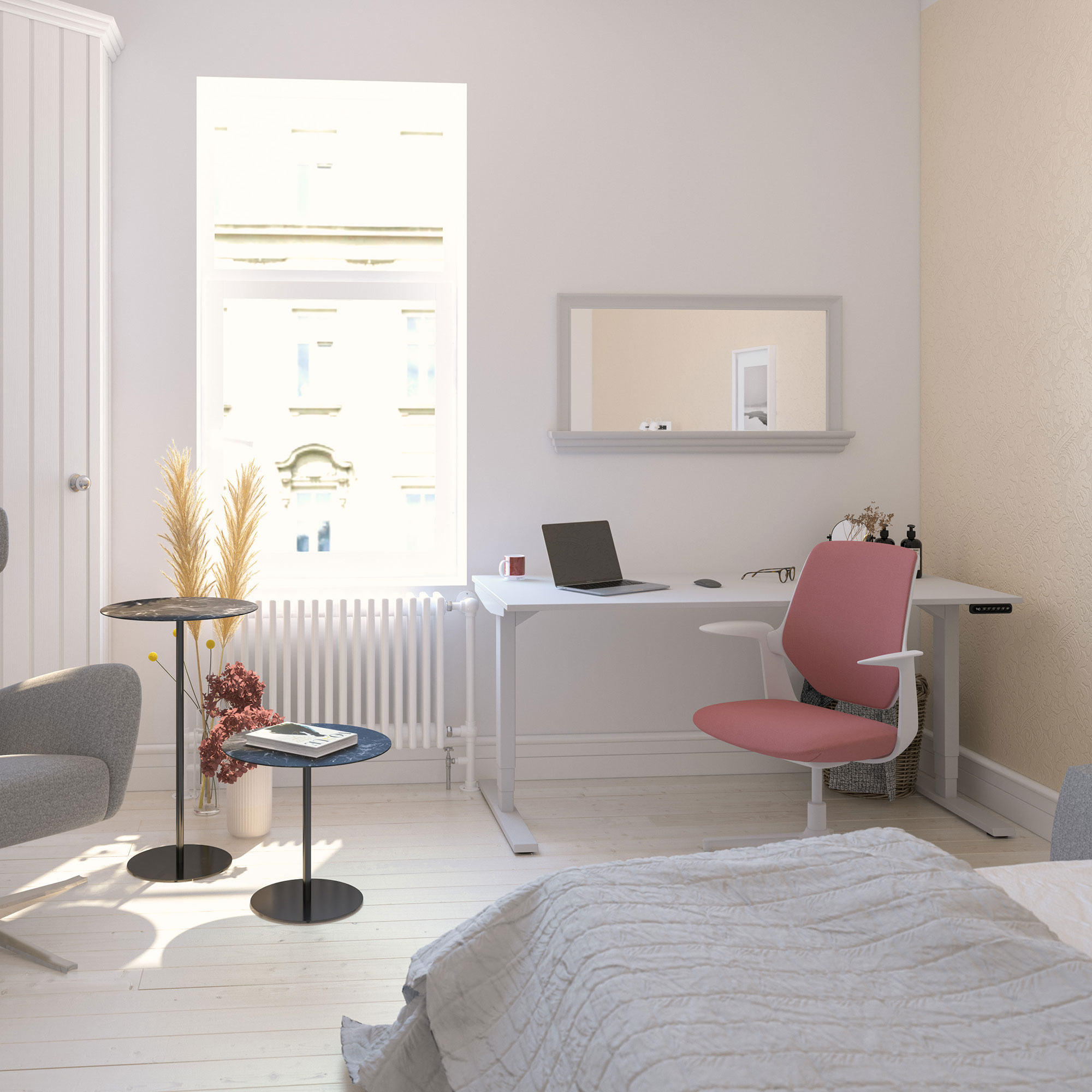 Hell eingerichtetes Homeoffice mit höhenverstellbarem Schreibtisch und rosa Bürostuhl vor einem Fenster.