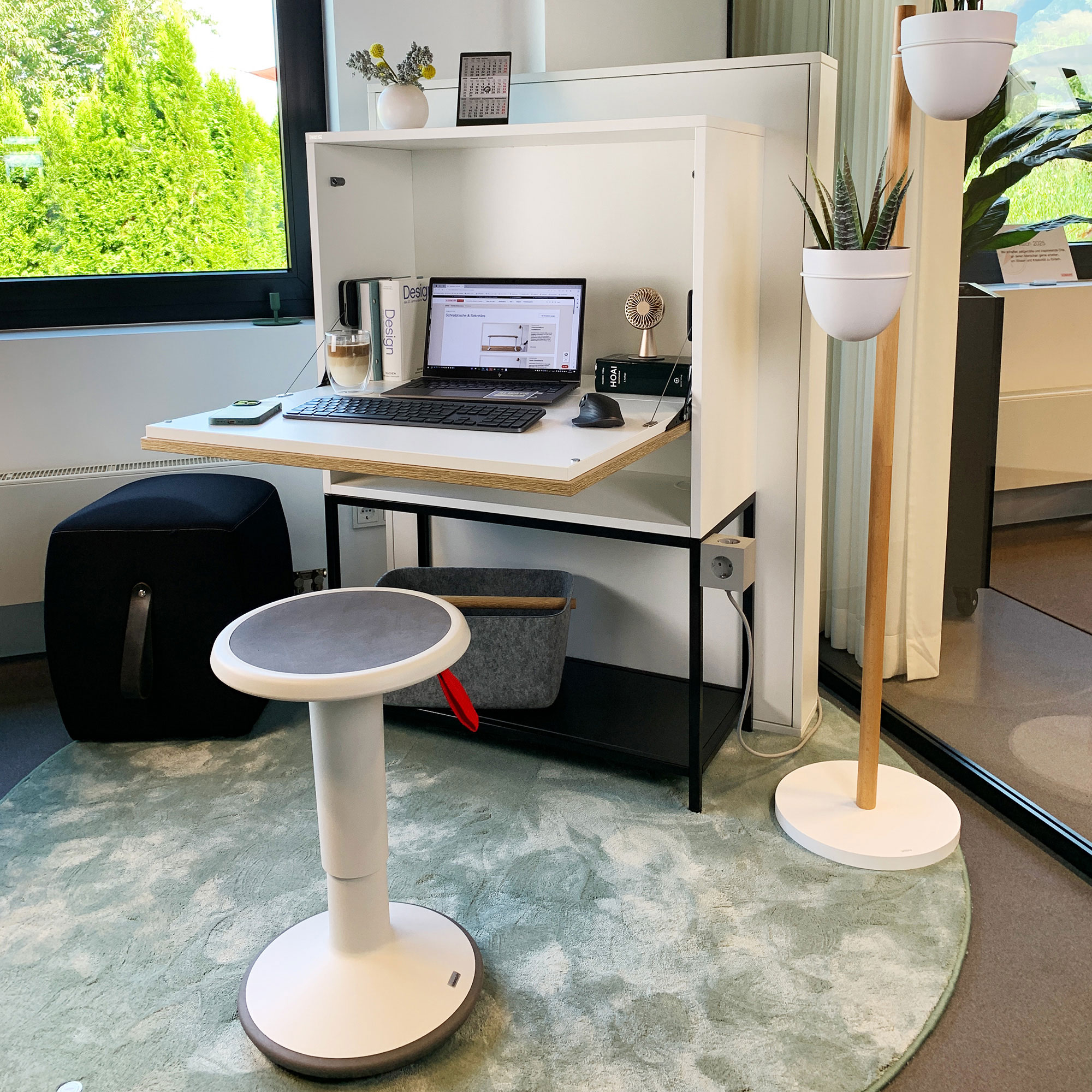 Sekretär Cubas Premium Moderner Arbeitsplatz mit weißem Kubus-Schreibtisch Hocker und Laptop auf grünem Teppich