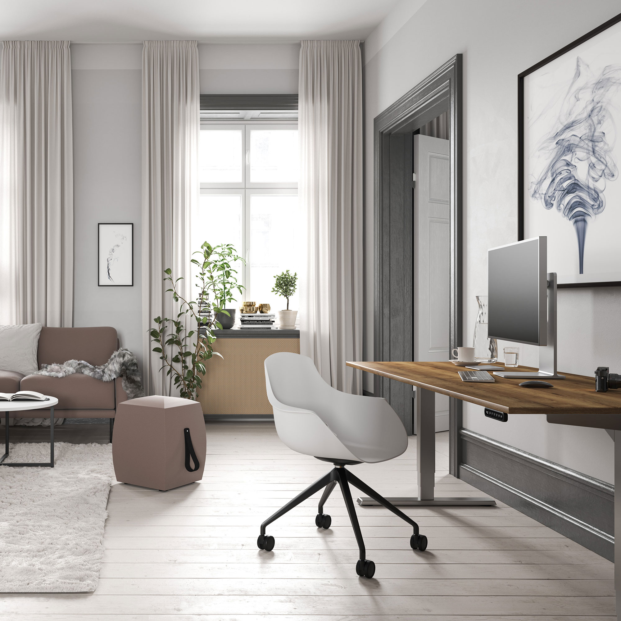 Ein modernes Arbeitszimmer mit einem Schreibtisch, einem Computer, einem weißen Bürostuhl, einem beigen Sofa, Pflanzen und einem Teppich.