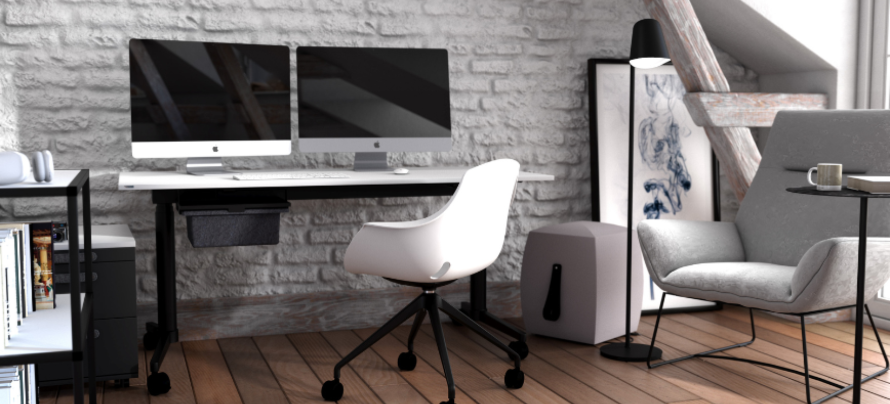Ein moderner Arbeitsplatz mit zwei Computermonitoren, einem weißen Bürostuhl, einem grauen Sessel, einem Beistelltisch sowie einer Tischlampe in einem stilvollen Raum.
