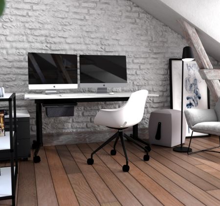 Modernes Dachgeschoss-Büro mit höhenverstellbarem Schreibtisch, Doppelmonitor und Designstuhl.