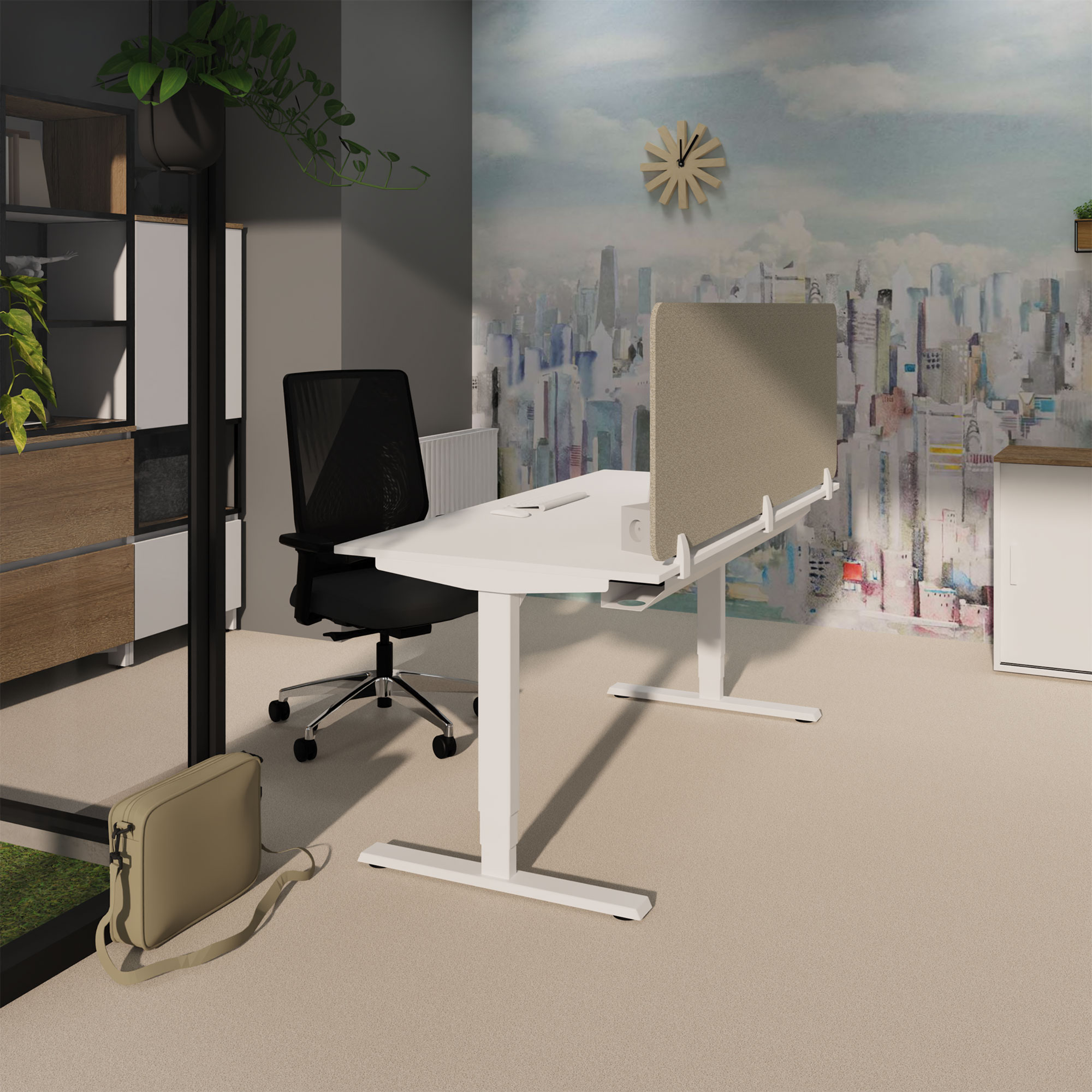 Modernes Büro mit elektrisch höhenverstellbarem Schreibtisch, Sichtschutzwand und schwarzem Drehstuhl