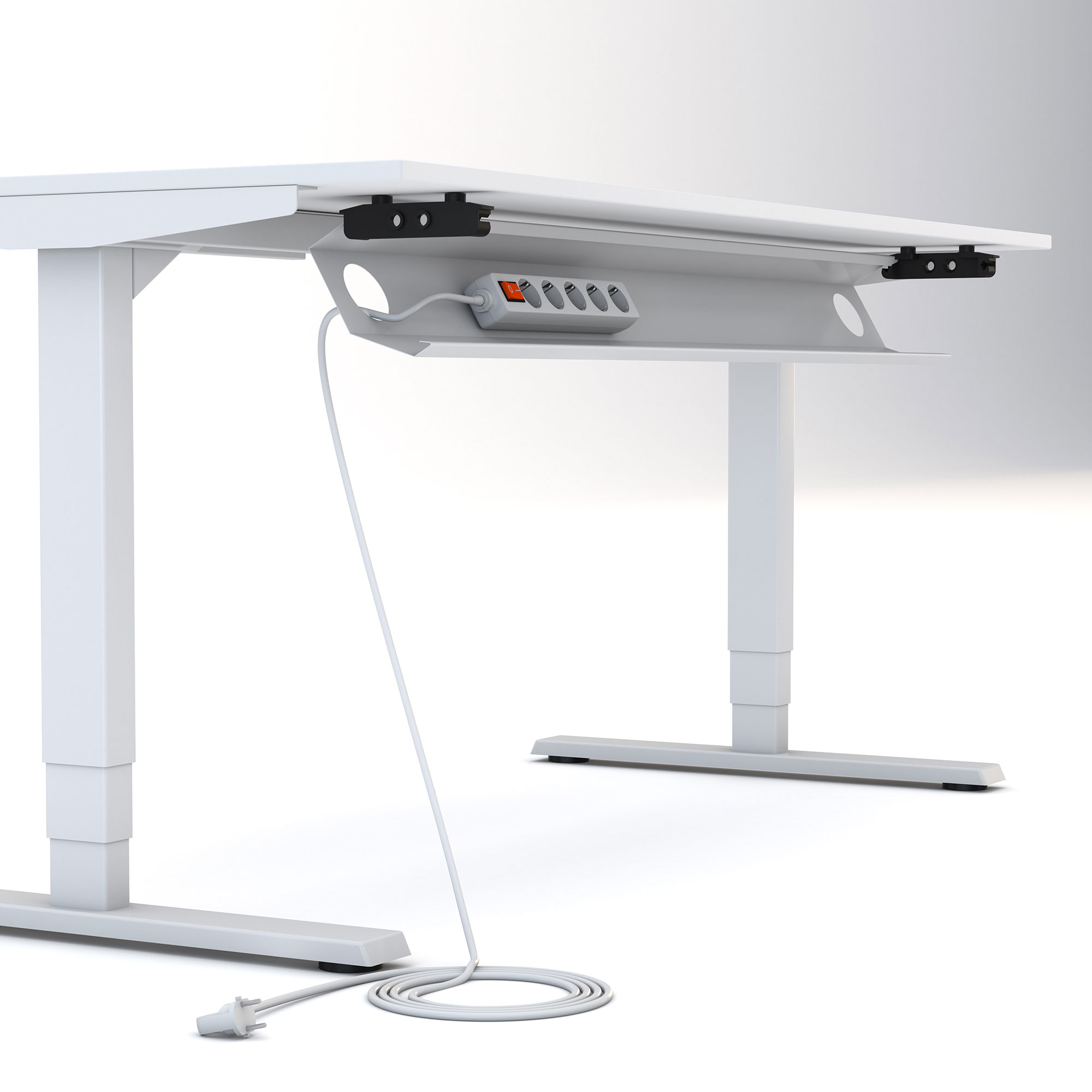 Ein weißer Schreibtisch mit einer integrierten Steckdosenleiste und einem Kabel.
