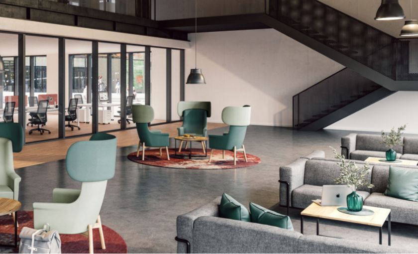 Moderne Lounge-Bereiche mit grünen Hochlehnsesseln und grauen Sofas in offenem Bürogebäude