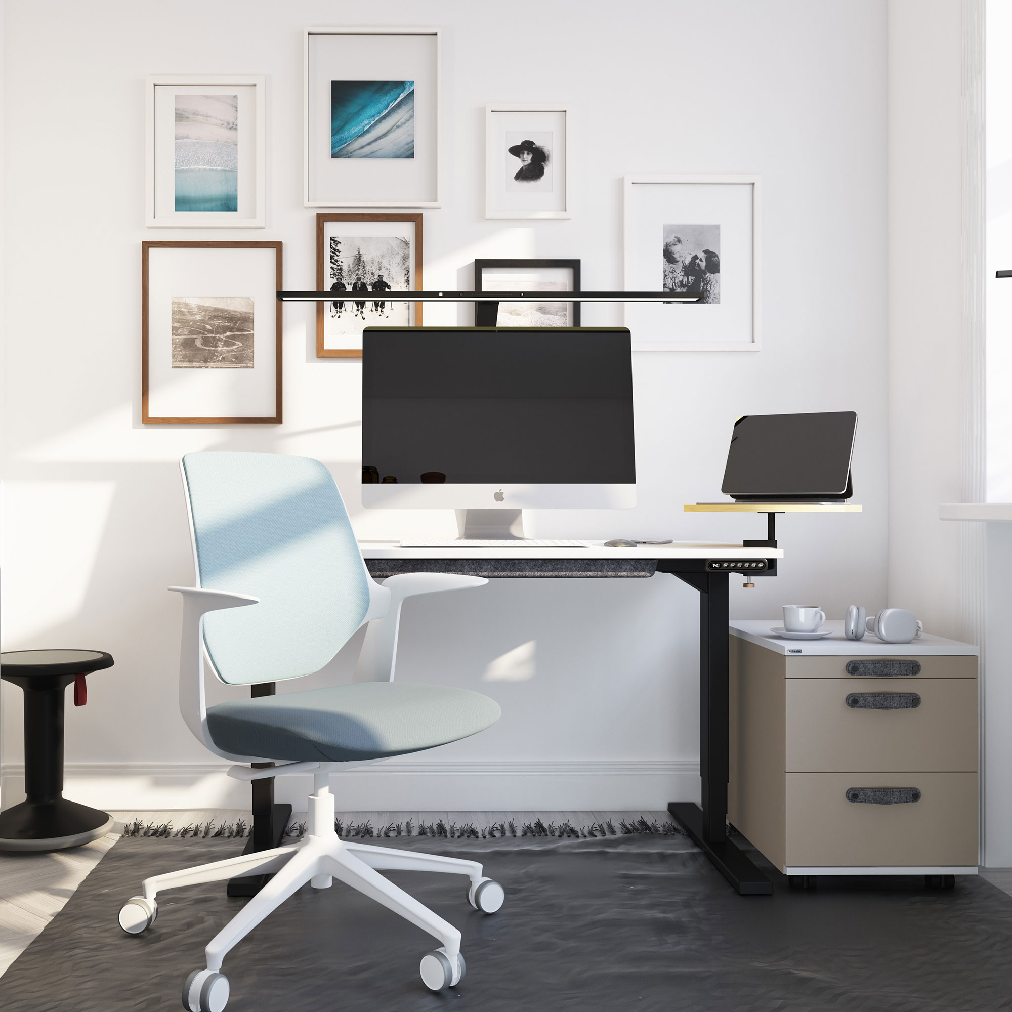 Modernes Home-Office mit hellblauem Drehstuhl, weißem Schreibtisch und an der Wand hängenden Bildern.
