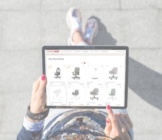 Den richtigen Stuhl finden Eine Person, die ein Tablet hält, zeigt eine Website mit verschiedenen Bürostühlen.