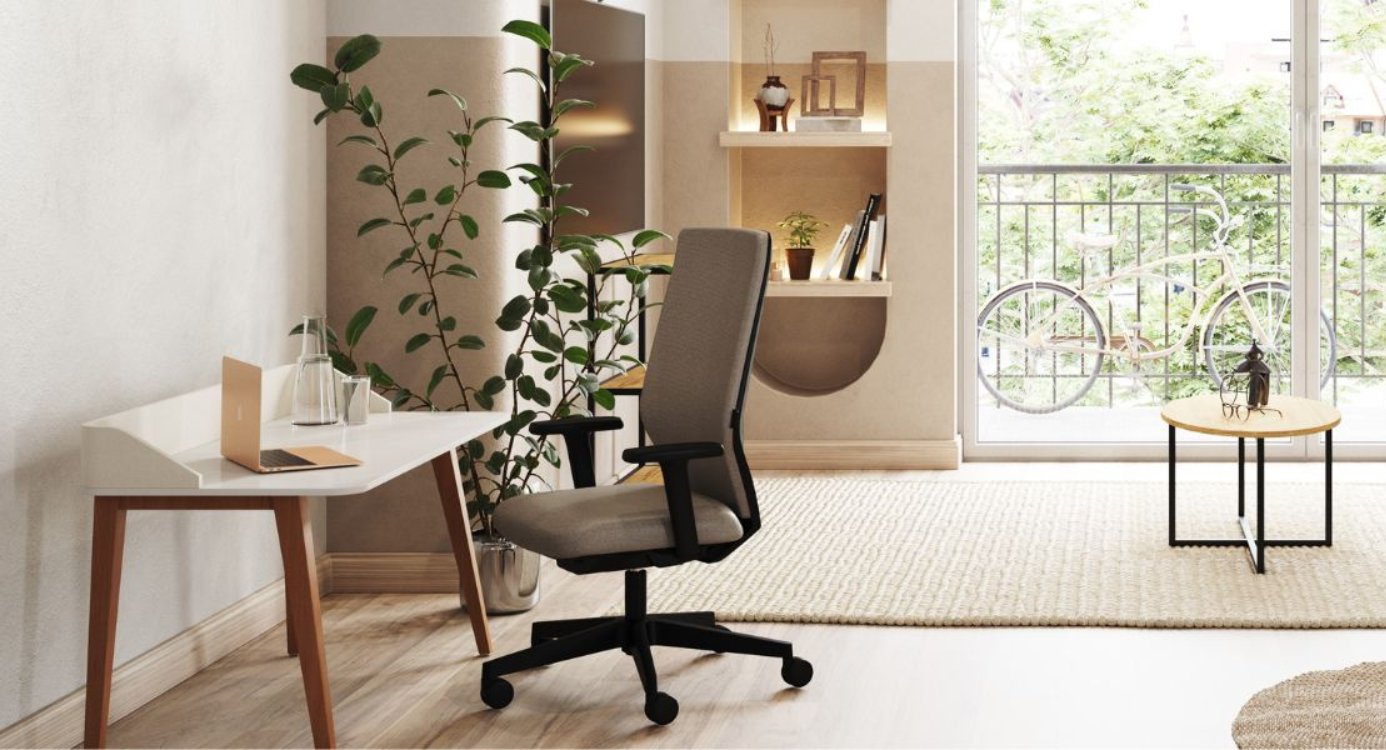 Helles Arbeitszimmer mit Schreibtisch, Bürostuhl und viel natürlichem Licht