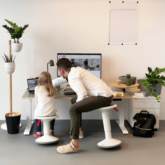 Vater mit Tocher im Homeoffice