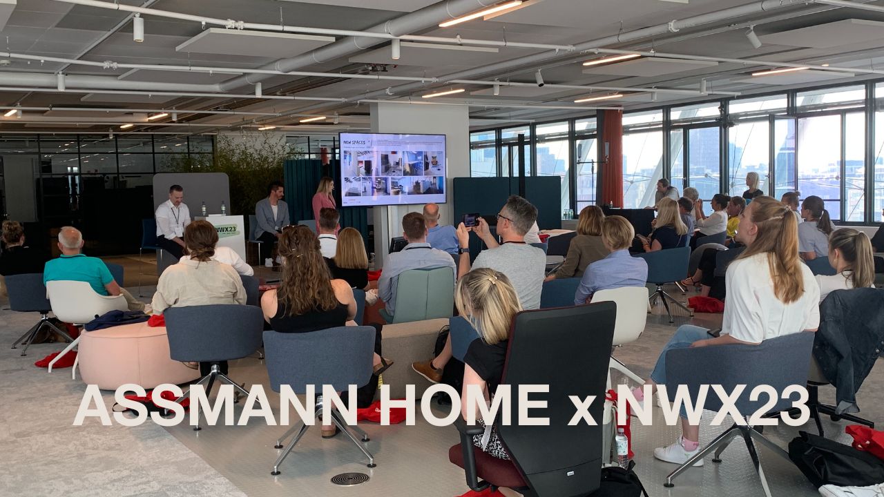 ASSMANN HOME x NWX23 Event mit Publikum und Präsentation in moderner Büroumgebung.