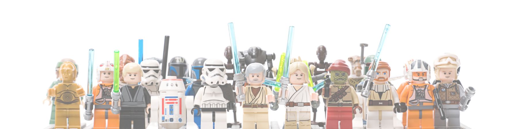 Eine Gruppe von LEGO-Figuren aus Star Wars, darunter Jedi, Droiden und Soldaten.