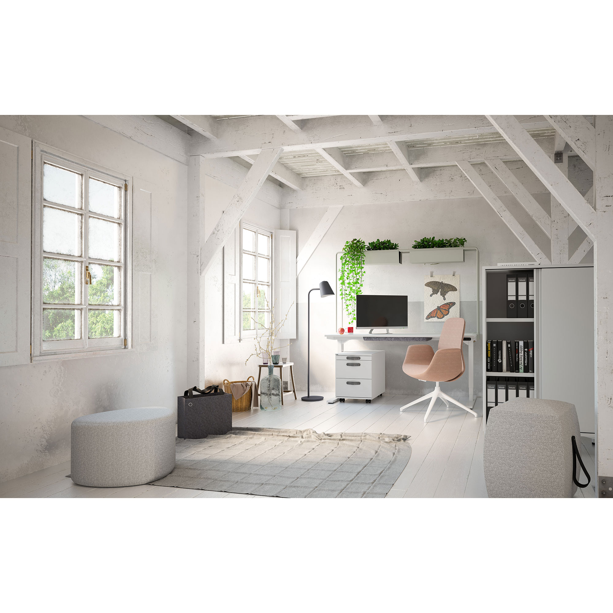 Helles Homeoffice mit weißem Schreibtisch, rosa Bürostuhl, Regalen und Tageslichtfenstern.