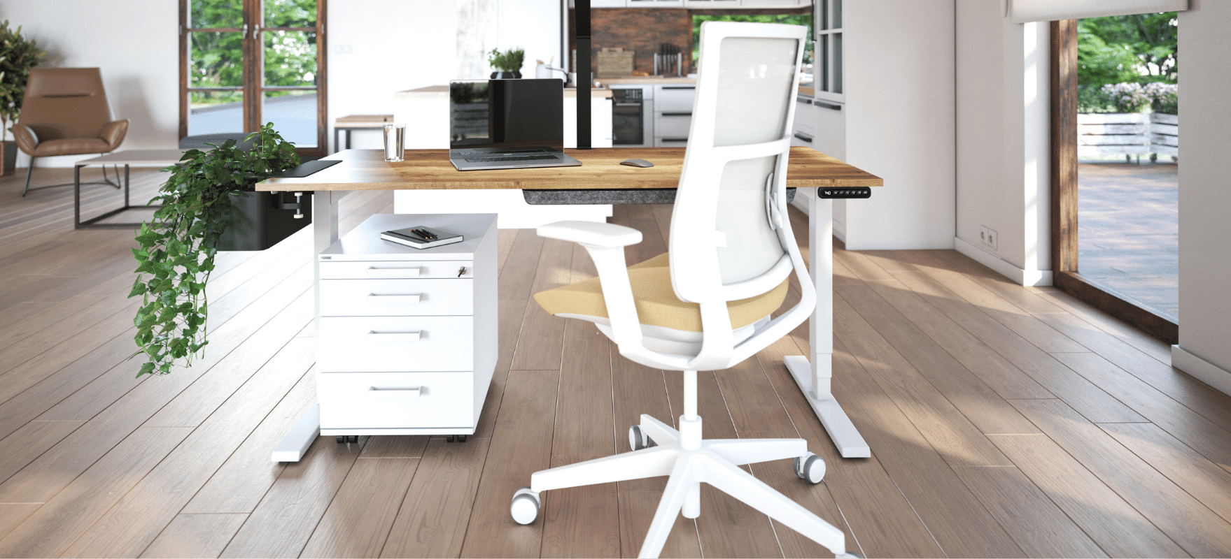 Modernes Home-Office mit höhenverstellbarem Schreibtisch, weißem Rollcontainer und ergonomischem Stuhl