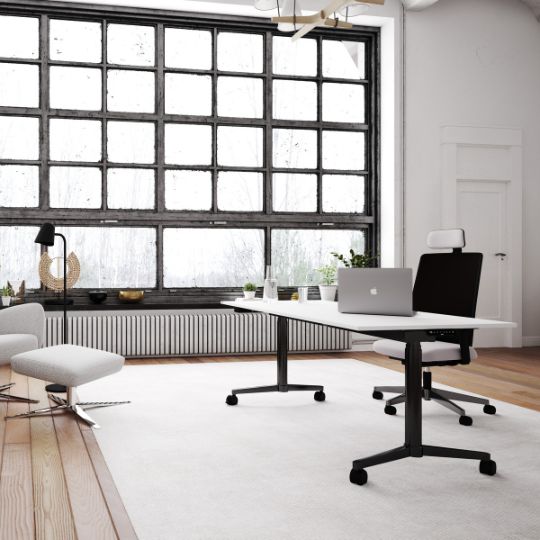 Helles Büro mit modernem Schreibtisch, ergonomischem Stuhl und großem Fenster im Hintergrund