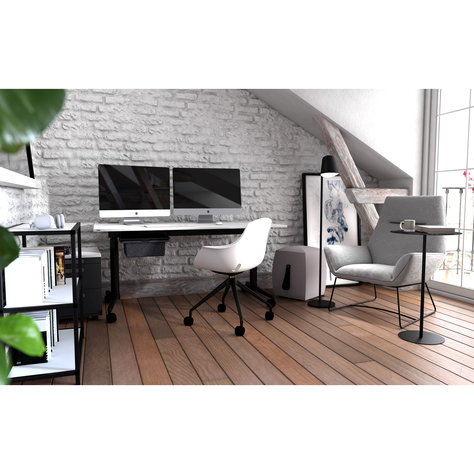 Modernes Homeoffice mit Dachschräge, weißem Schreibtisch und zwei Monitoren