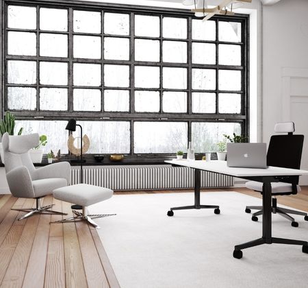 Ein modernes Büro mit einem großen Fenster, zwei Stühlen, einem Schreibtisch und einem Laptop. Der Boden ist aus Holz und ein Teppich liegt in der Mitte.