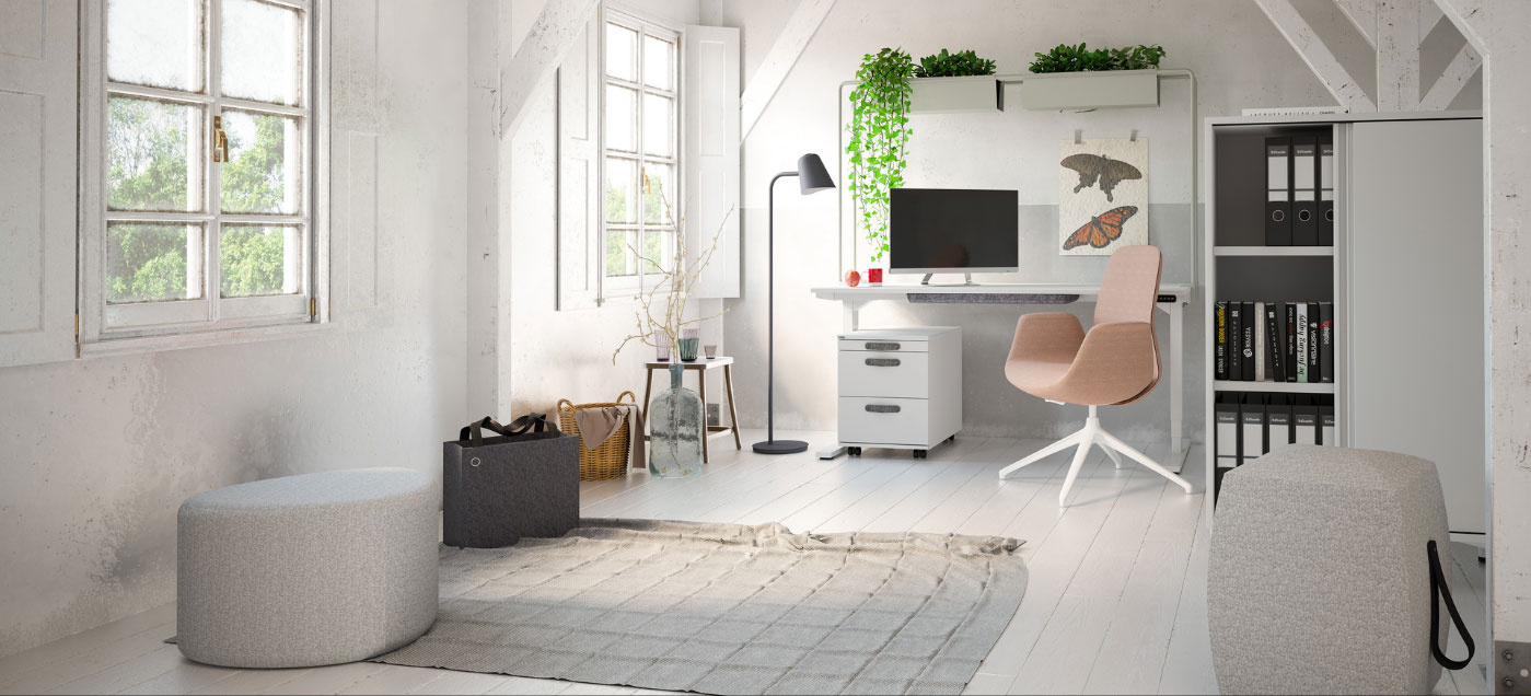 Ein helles Arbeitszimmer mit Schreibtisch, Computer, Stuhl, Regalen, Pflanzen und Fensterblick.