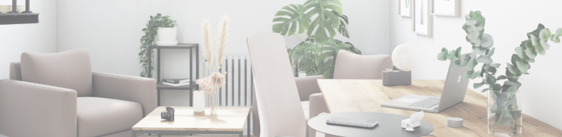 Helles Homeoffice mit Schreibtisch, Sessel, Pflanzen und dekorativen Elementen.