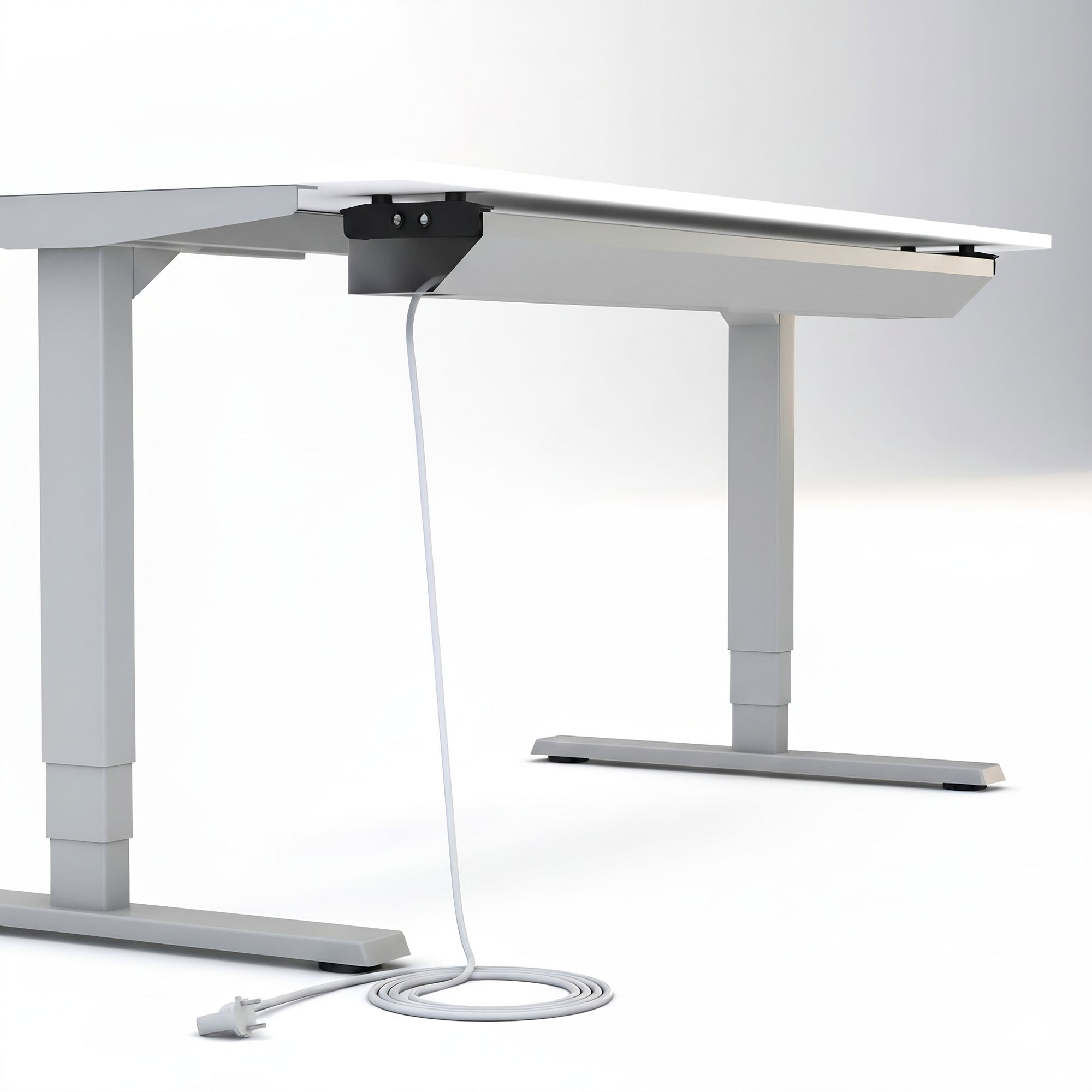 Ein moderner, höhenverstellbarer weißer Schreibtisch mit einem herunterhängenden, eingesteckten Stromkabel vor einem schlichten weißen Hintergrund. Der Schreibtisch hat robuste Metallbeine und ein minimalistisches Design.