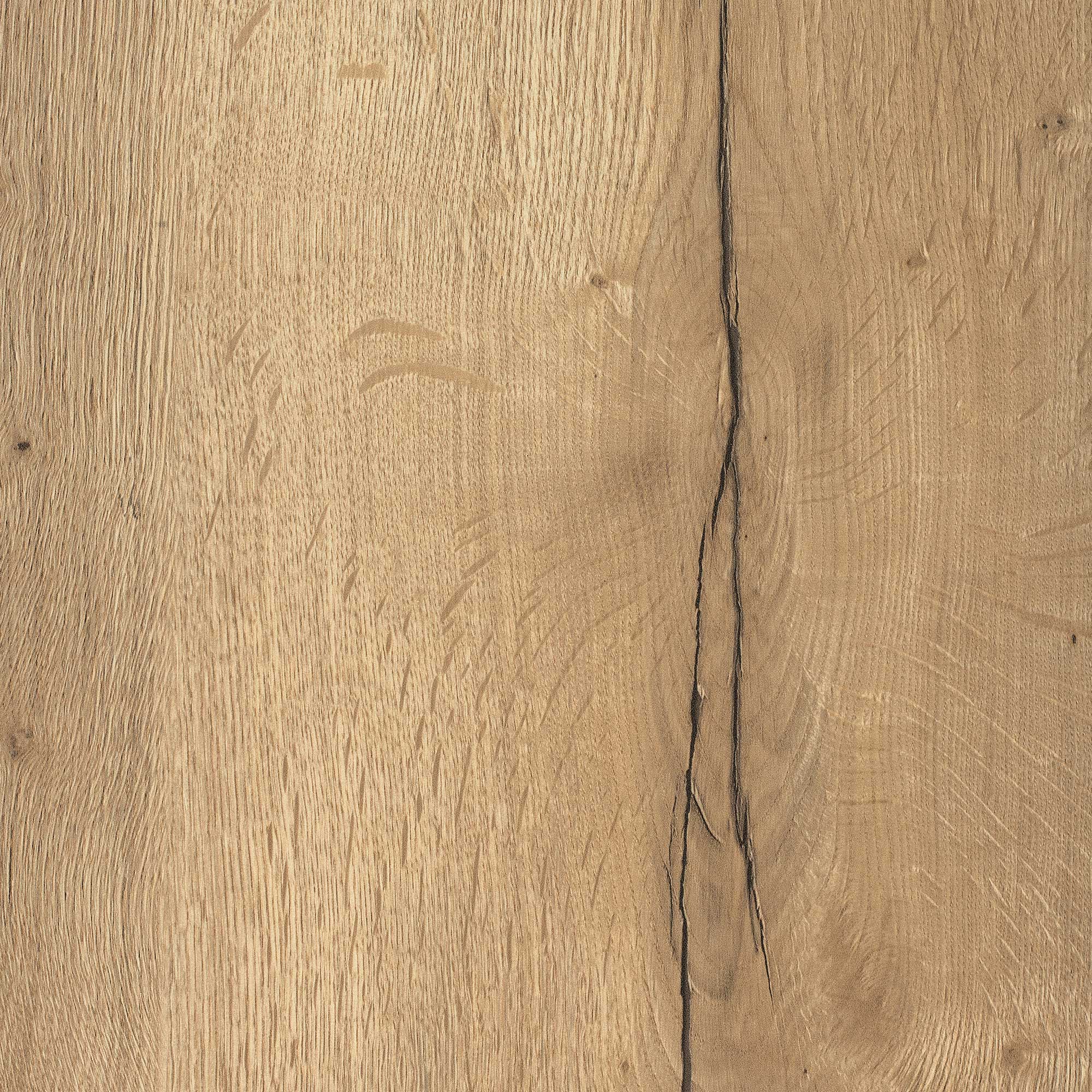 Hellbraune Holzstruktur mit markanter Maserung und dunkler Risslinie im Zentrum