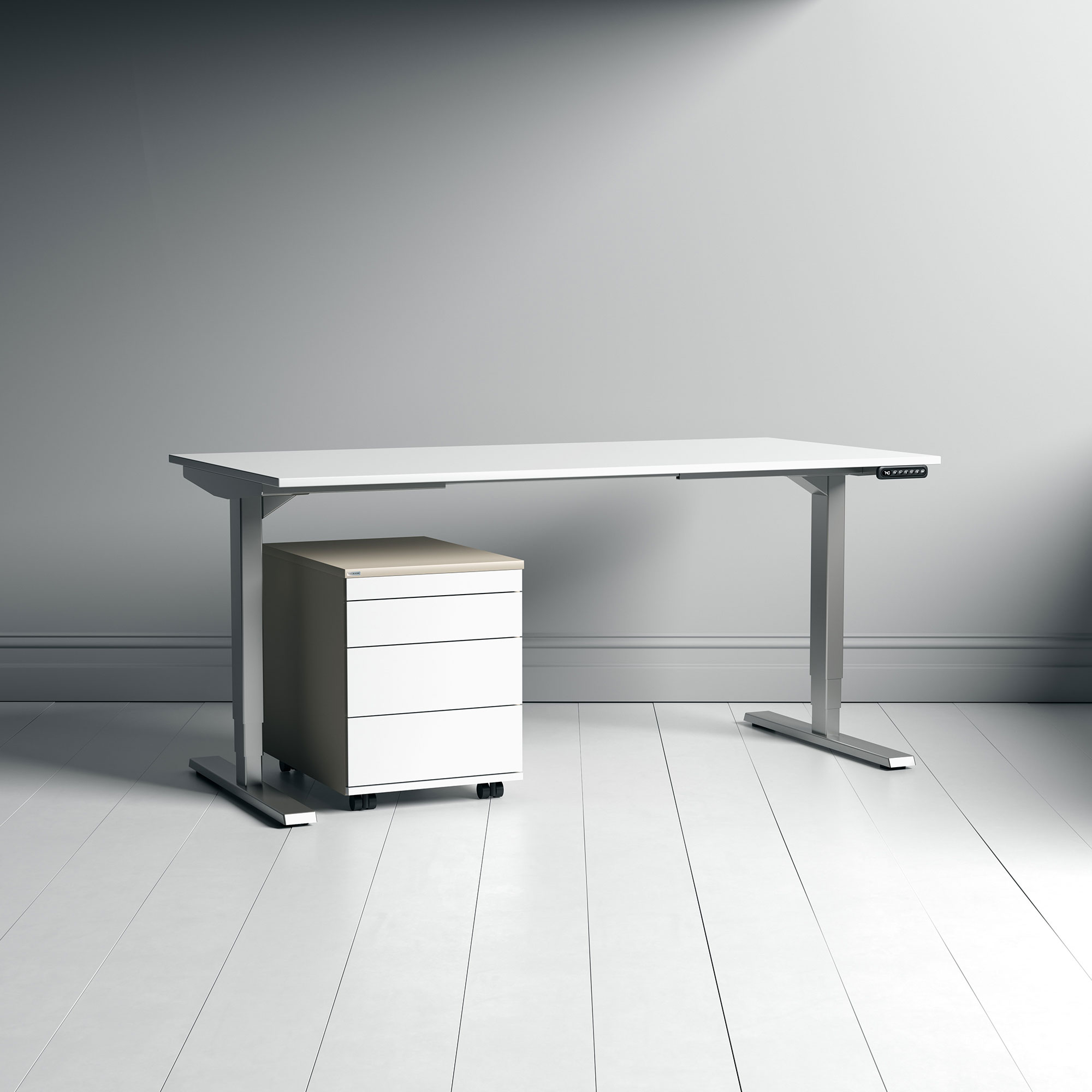 Höhenverstellbarer weißer Schreibtisch mit mobilem Rollcontainer im minimalistischen Raum.