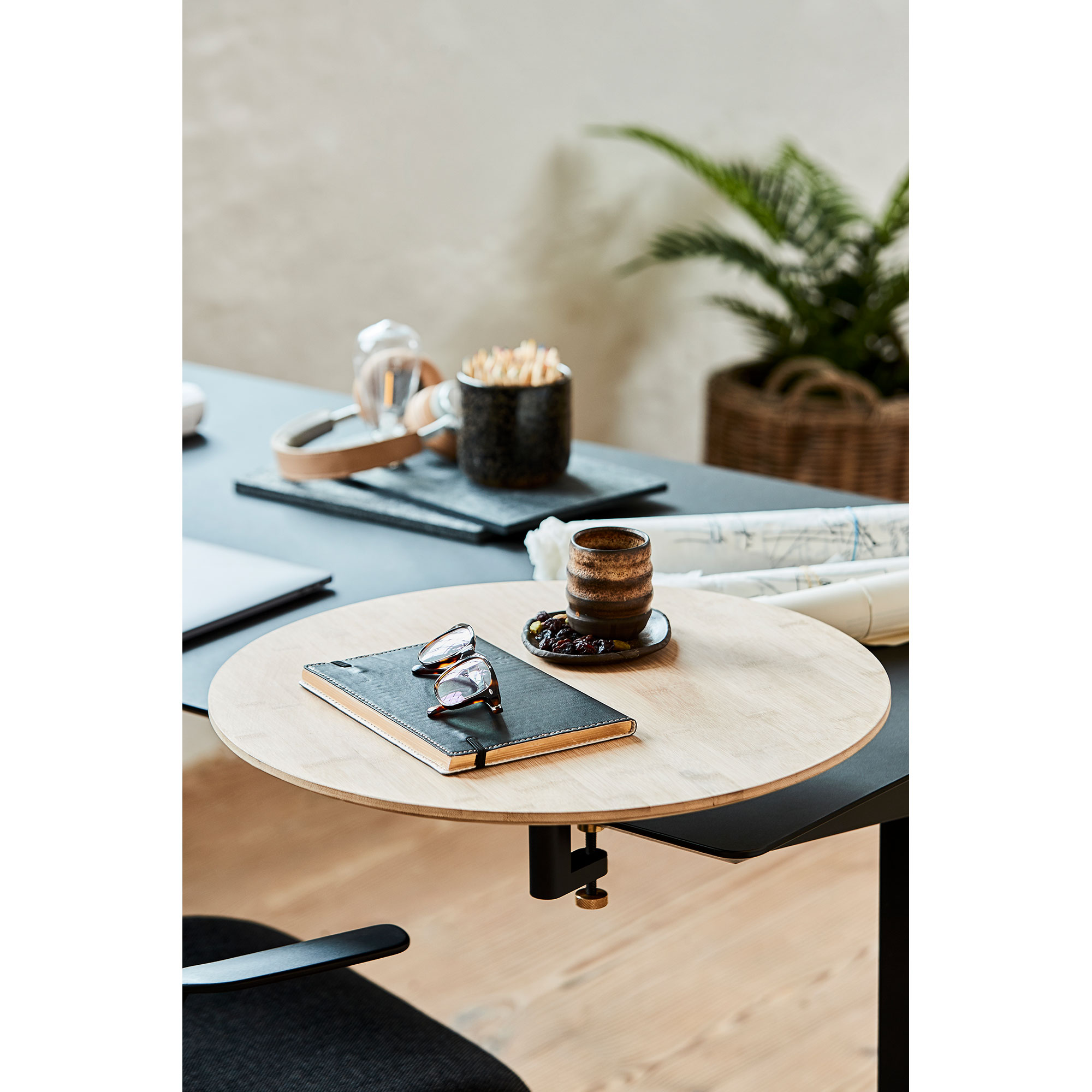 Rundes Ansteckmodul aus Holz auf Tischkante mit Notizbuch, Brille und Kaffeetasse