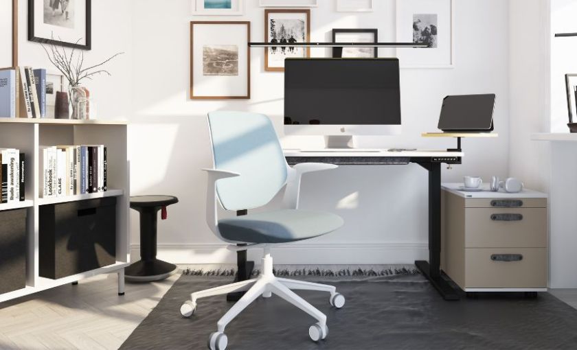 Modernes Homeoffice mit ergonomischem Stuhl, höhenverstellbarem Schreibtisch und großem Monitor in stilvoll eingerichteter Umgebung