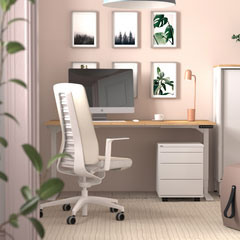 Farbwelt BALANCE Ergonomischer Arbeitsplatz mit weißem Bürostuhl, höhenverstellbarem Schreibtisch und Schubladencontainer.