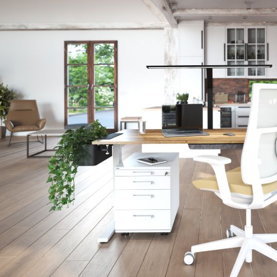 Höhenverstellbarer Schreibtisch mit weißem Rollcontainer, Laptop und Rankpflanze im Homeoffice