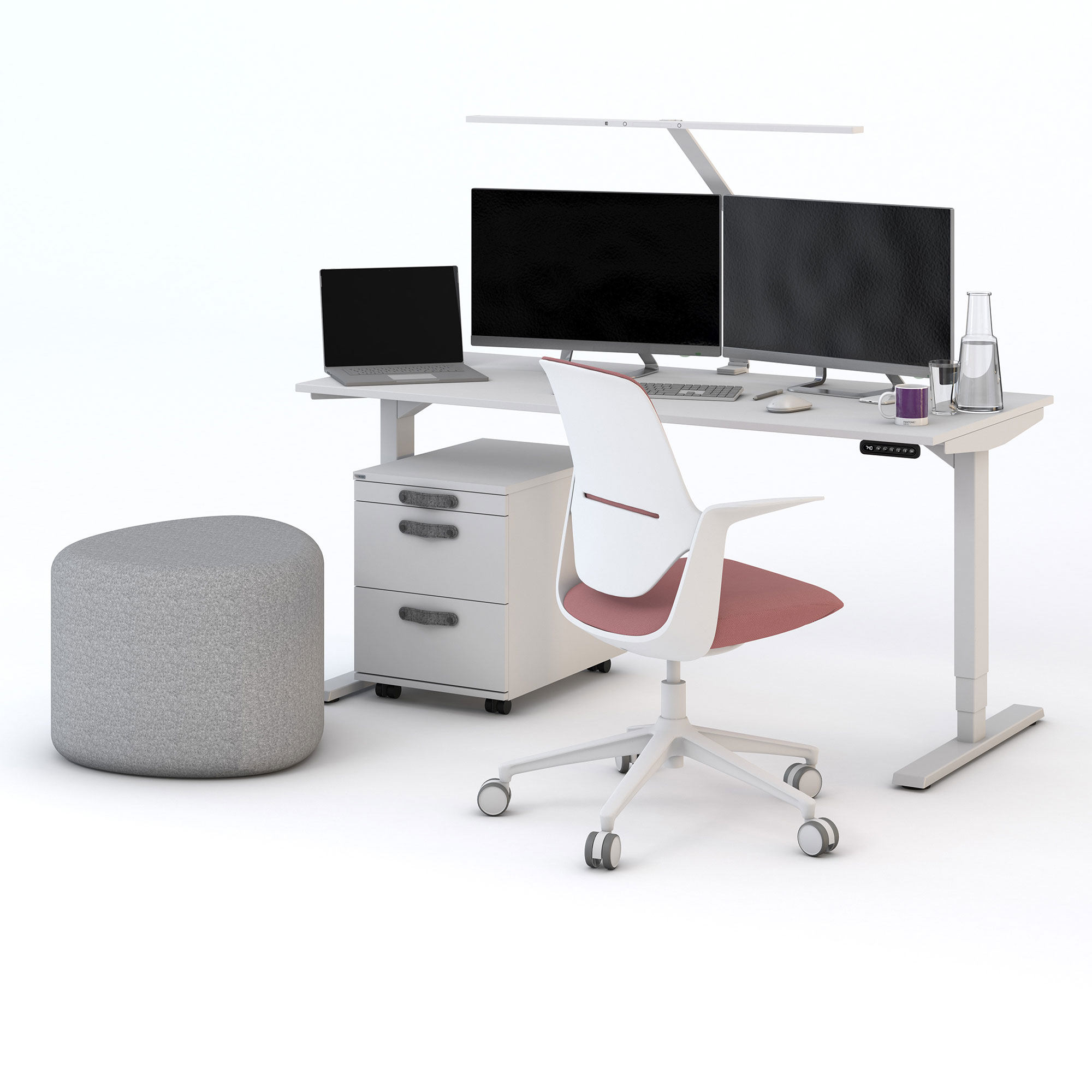 Moderner Arbeitsplatz mit weißem Schreibtisch, Bürostuhl, Rollcontainer und Monitoren.