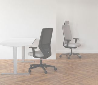 Stuhl richtig einstellen Ein moderner Schreibtisch mit einem Drehstuhl in einem hellen Raum.