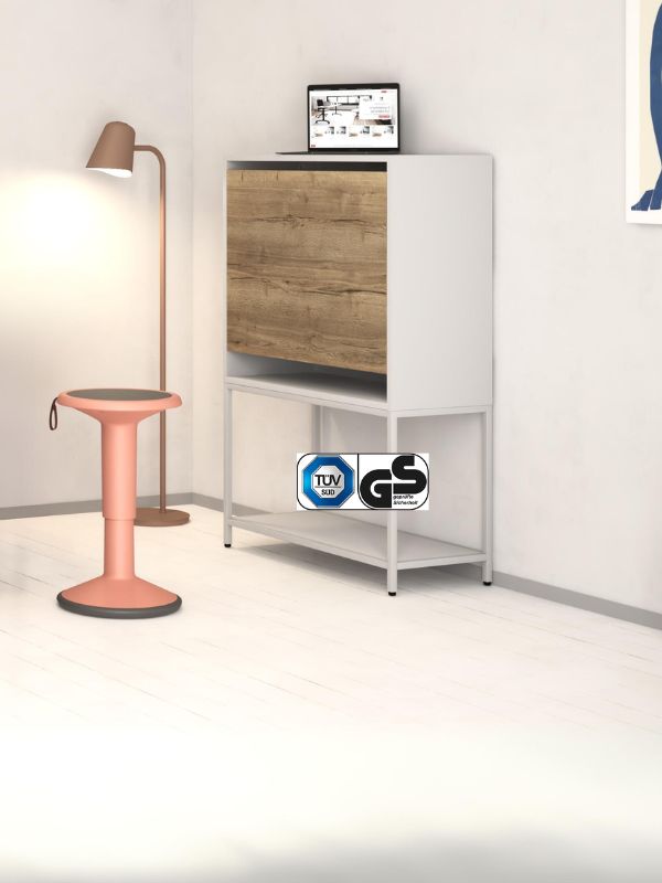 Schreibtisch mit Holzfront und Metallgestell, daneben ein roter Hocker und eine Stehlampe.