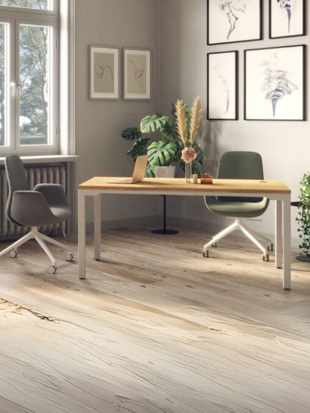 Helles Büro mit zwei Schreibtischstühlen, Holztisch und Pflanzen in einem Raum mit Wandbildern.