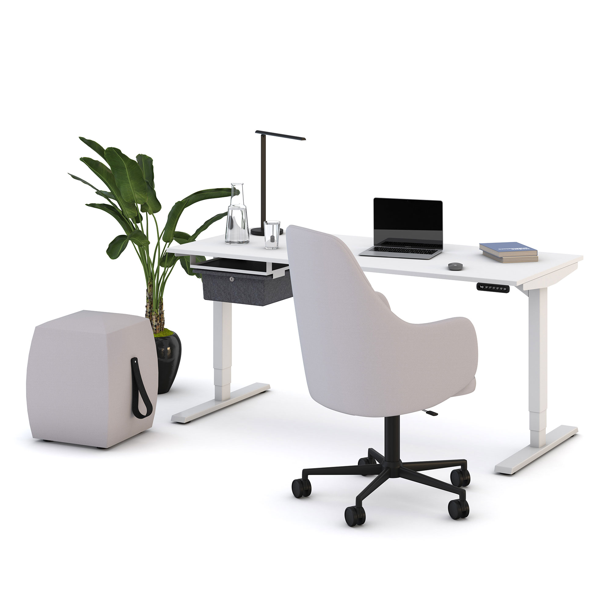 Modernes Homeoffice-Setup mit höhenverstellbarem Schreibtisch, grauem Bürostuhl und Accessoires.