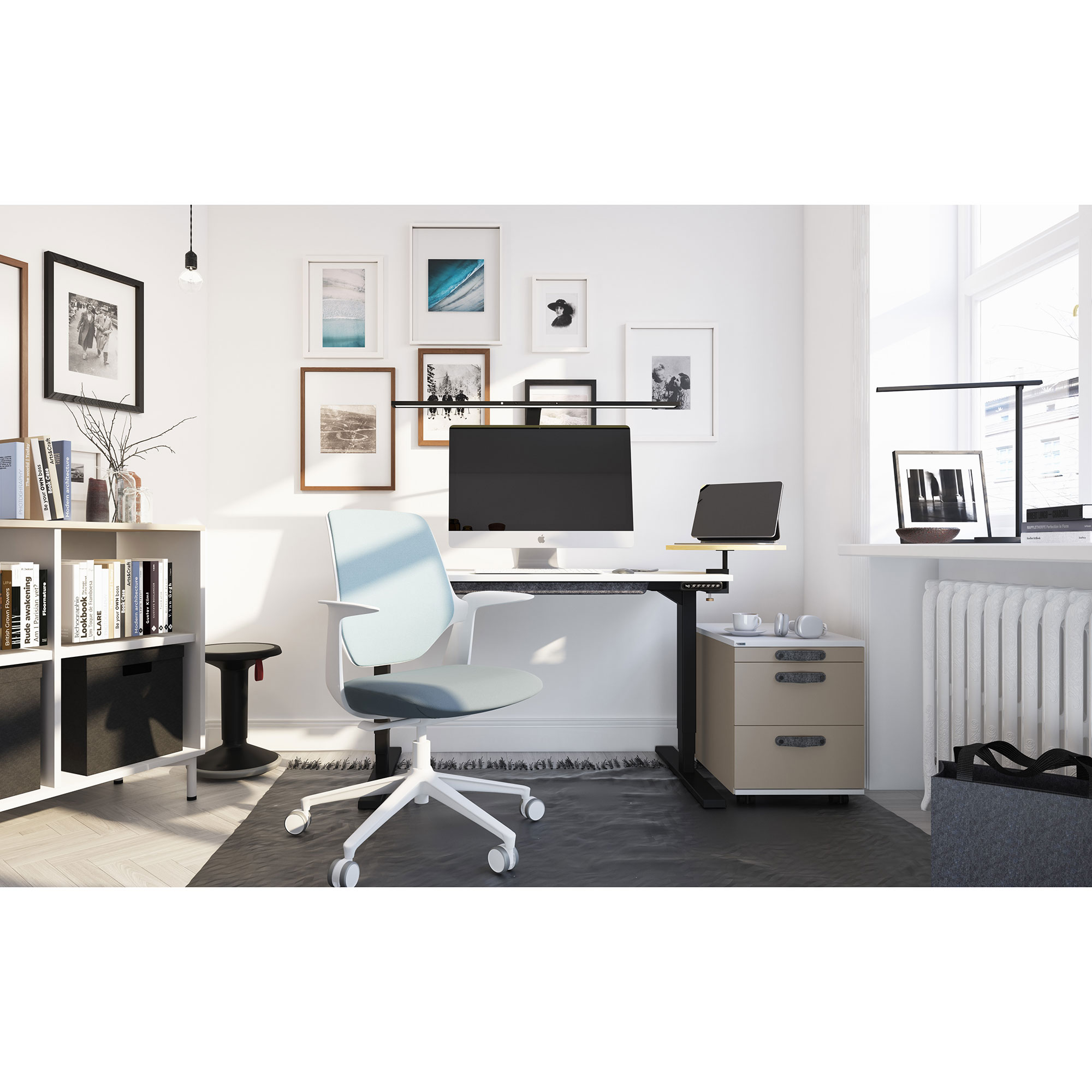 Moderner Arbeitsplatz mit weißem Schreibtisch, hellblauem Stuhl und Wandbildern.