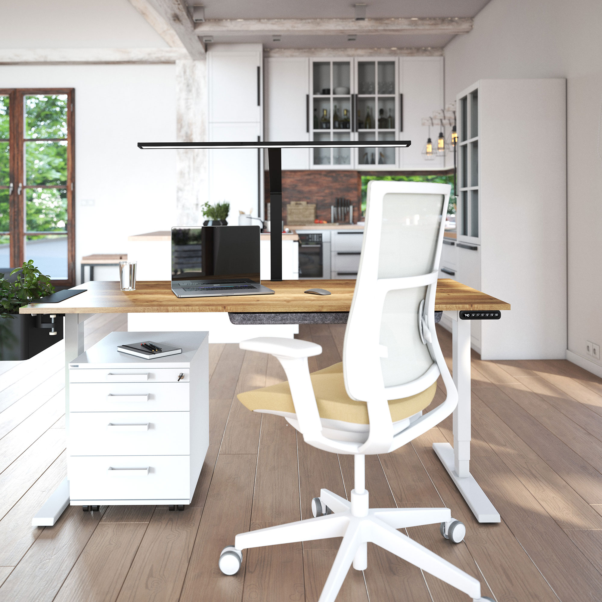Modernes Homeoffice mit höhenverstellbarem Schreibtisch, weißem Rollcontainer und ergonomischem Stuhl.