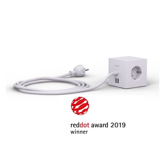 Weißer Steckdosenwürfel mit zwei USB-Anschlüssen und einem Kabel. Red Dot Award 2019 Gewinner.