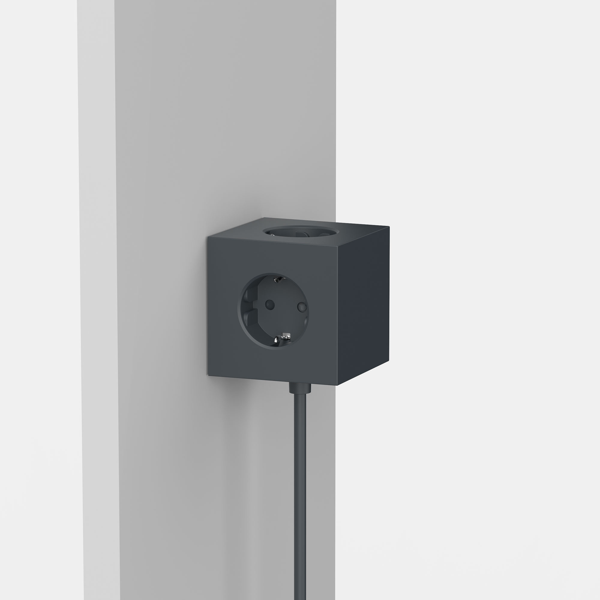Schwarze AVOLT Mehrfachsteckdose in Würfelform mit Wandhalterung – minimalistisches Design für modernes Wohnen und Arbeiten