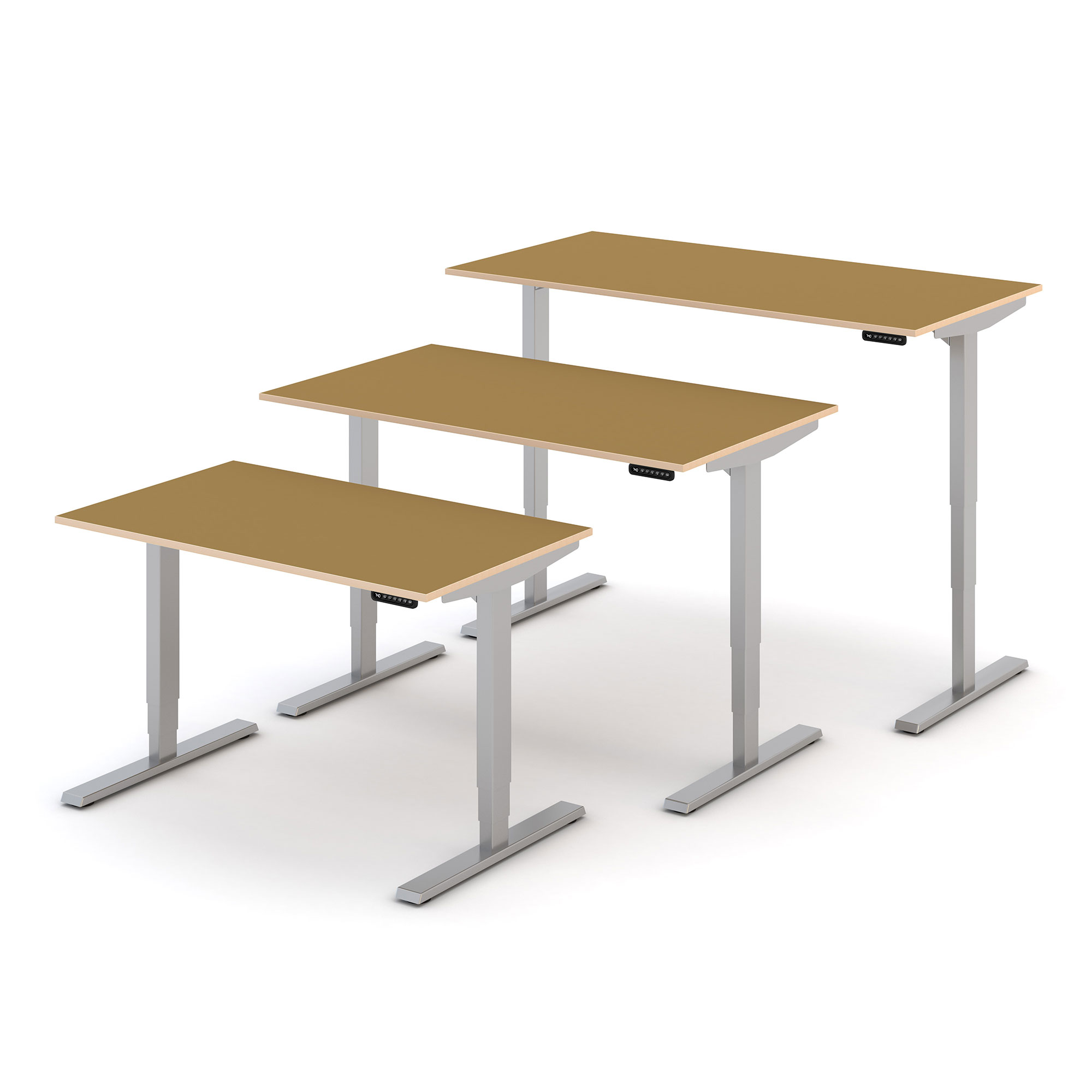 Drei höhenverstellbare Schreibtische mit braunen Tischplatten und silbernen Metallbeinen in unterschiedlichen Höhen